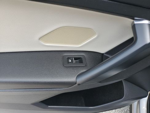 Used 2019 Volkswagen Tiguan SE w/ Panoramic Sunroof Package FWD image 9