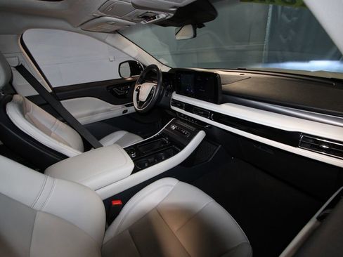 Used 2025 Lincoln Aviator AWD image 23