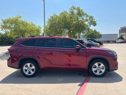 Used 2023 Toyota Highlander LE FWD image 4