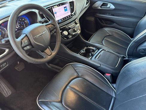 Used 2025 Chrysler Pacifica Limited FWD image 5