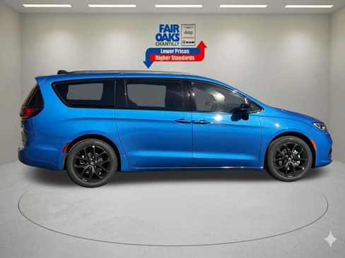 New 2026 Chrysler Pacifica Limited w/ Uconnect Theater Family Group FWD image 5