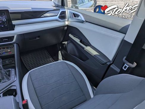 Used 2025 Volkswagen Taos SE FWD image 17