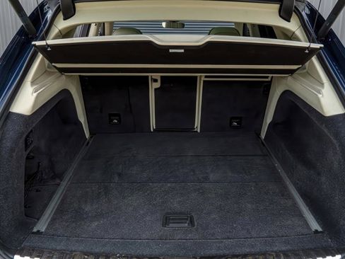 Used 2018 Bentley Bentayga image 16