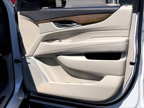 Used 2019 Cadillac Escalade Luxury AWD/4WD image 25