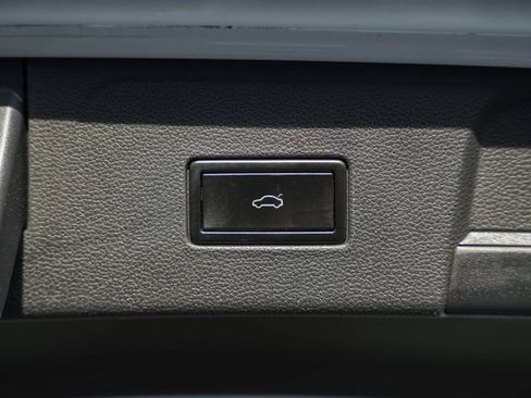 Used 2018 Volkswagen Atlas SEL Premium image 12