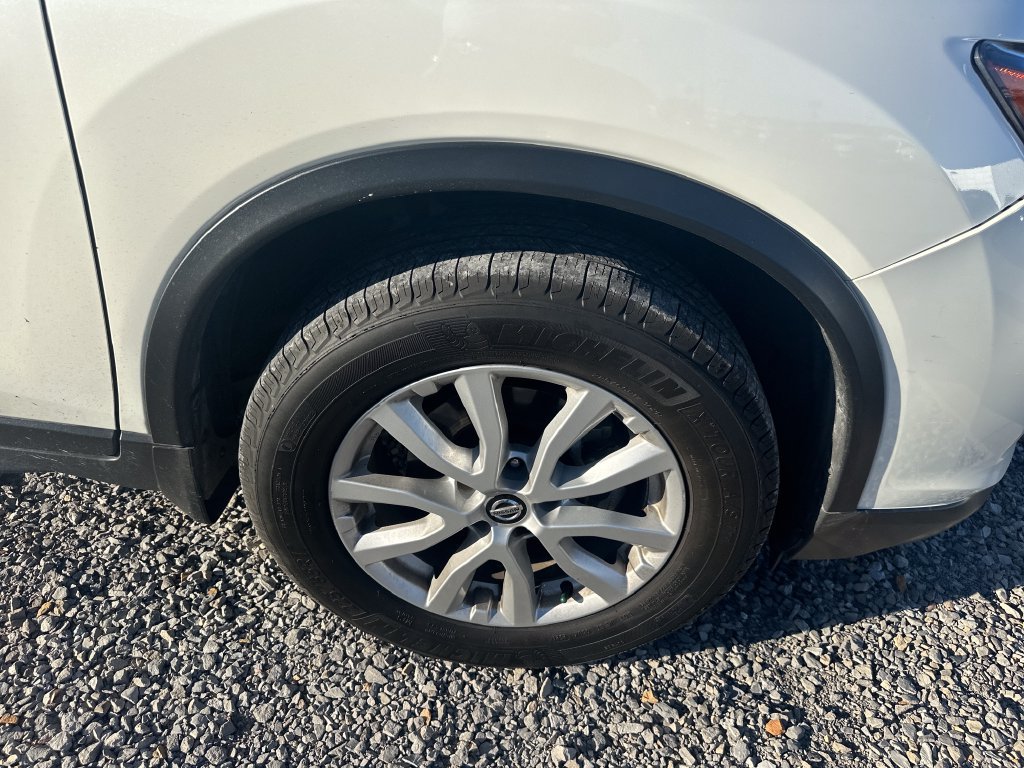 Used 2018 Nissan Rogue SV AWD/4WD image 2