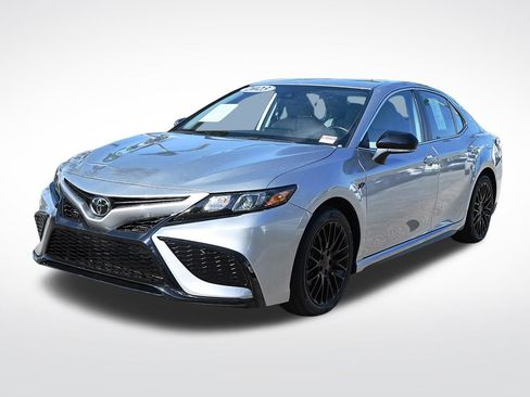 Used 2023 Toyota Camry SE image 3