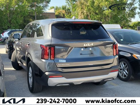 Used 2025 Kia Sorento LX FWD image 7