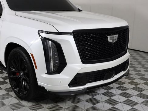 Used 2025 Cadillac Escalade V w/ LPO, ONYX Package image 47