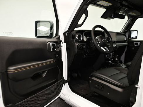 Used 2025 Jeep Wrangler Sahara image 32