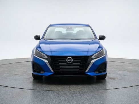 Used 2025 Nissan Altima 2.5 SV FWD image 2