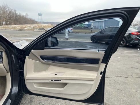 Used 2010 BMW 750i xDrive image 19