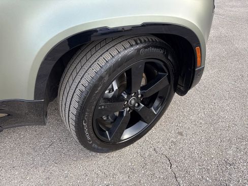 Used 2025 Land Rover Defender 130 X-Dynamic SE image 33