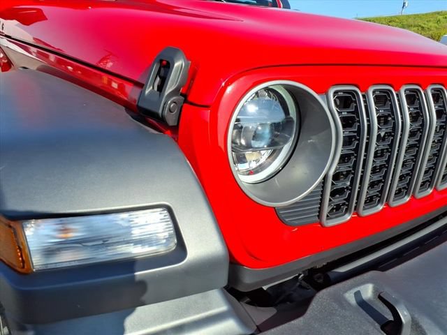 Used 2025 Jeep Wrangler Sport AWD/4WD image 3