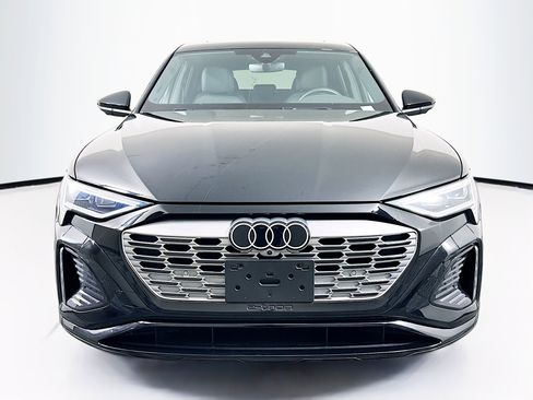 Used 2024 Audi Q8 e-tron Premium Plus w/ Premium Plus Package image 2