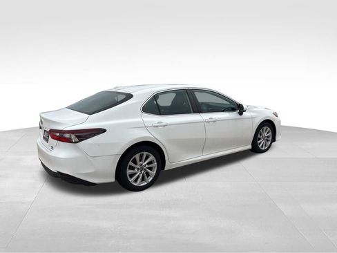 Used 2021 Toyota Camry LE image 5