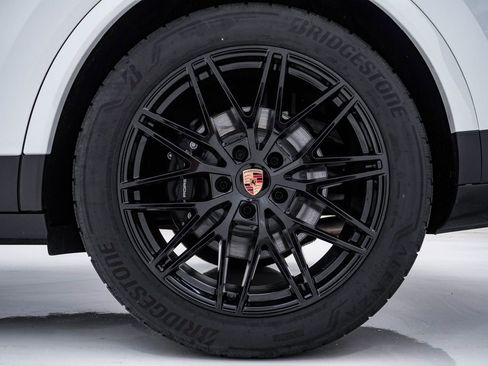 Certified 2025 Porsche Cayenne Coupe AWD/4WD image 13