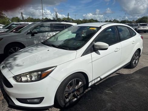 Used 2018 Ford Focus SE w/ SE Appearance Package FWD image 4