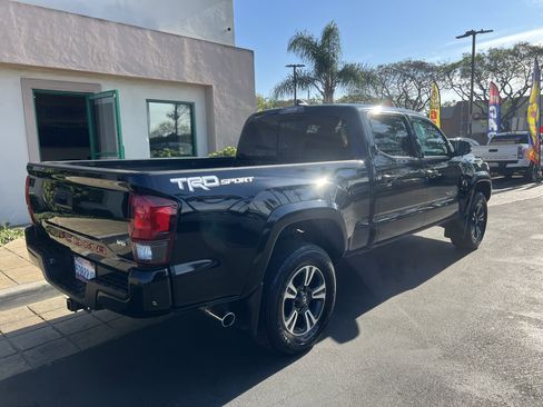 Used 2018 Toyota Tacoma TRD Sport image 8
