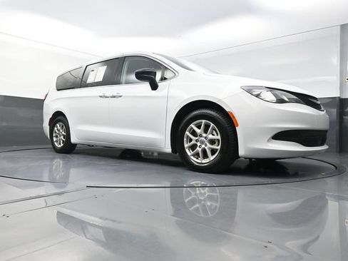 Used 2024 Chrysler Voyager LX FWD image 19
