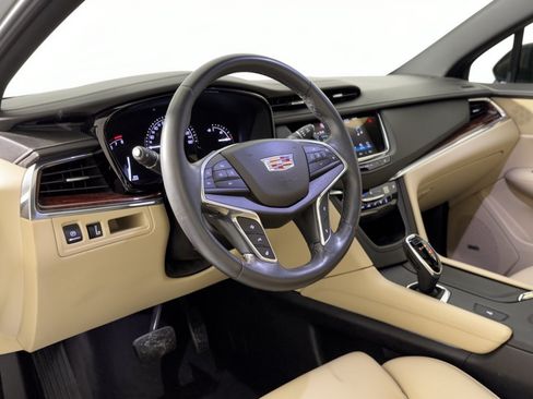 Used 2017 Cadillac XT5 Luxury w/ Driver Awareness Package FWD image 4