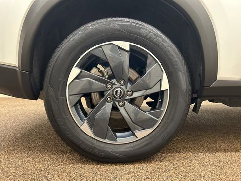 Used 2024 Nissan Rogue SV image 28