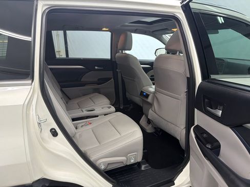 Used 2014 Toyota Highlander XLE image 16