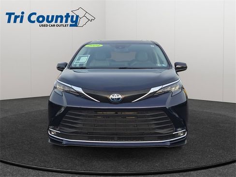 Certified 2024 Toyota Sienna XLE image 2