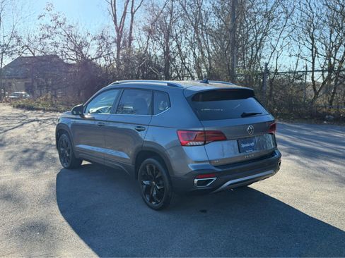 Certified 2024 Volkswagen Taos SE image 5