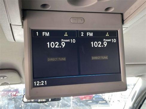 Used 2014 Chrysler Town & Country Touring image 12