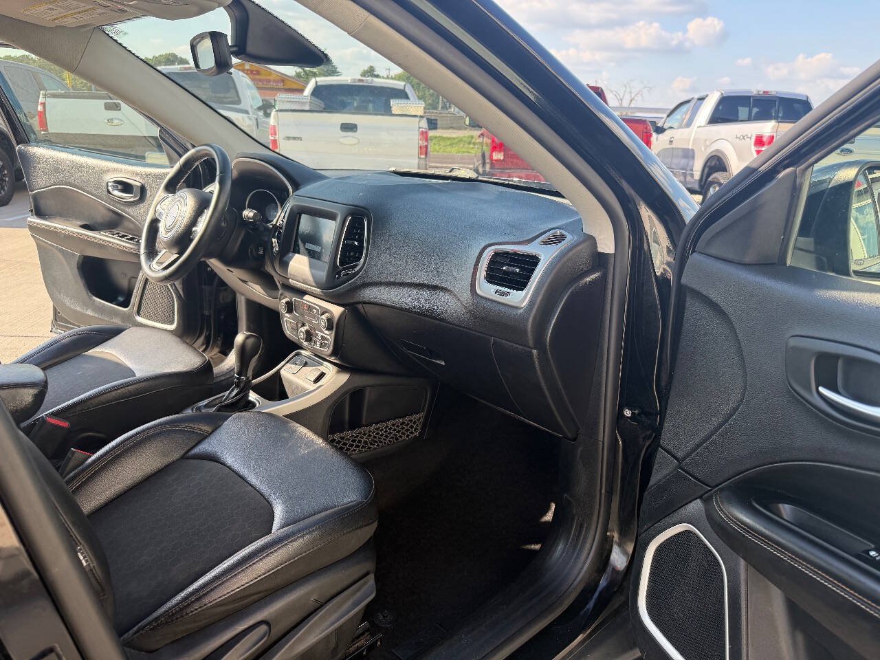 Used 2019 Jeep Compass Latitude FWD image 14