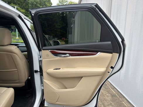 Used 2017 Cadillac XT5 Premium Luxury FWD image 16