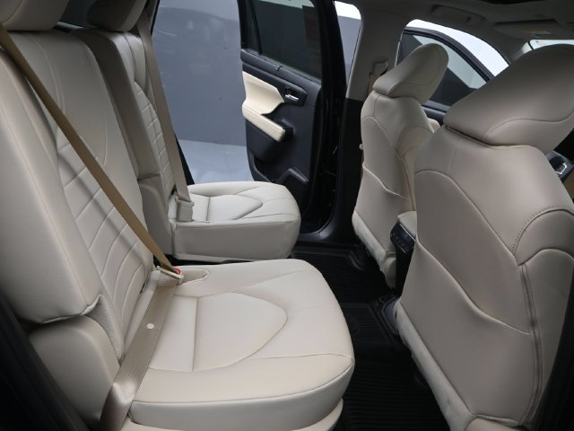 Used 2025 Toyota Highlander XLE FWD image 16