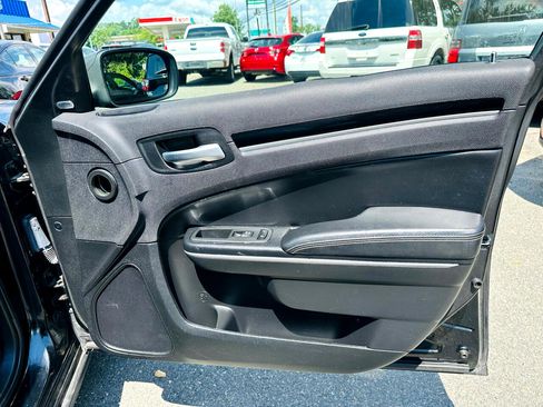 Used 2019 Chrysler 300 S image 39