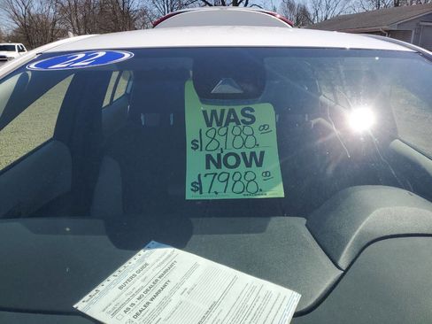 Used 2022 Toyota Corolla LE image 3