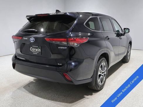 Used 2023 Toyota Highlander XLE AWD/4WD image 2