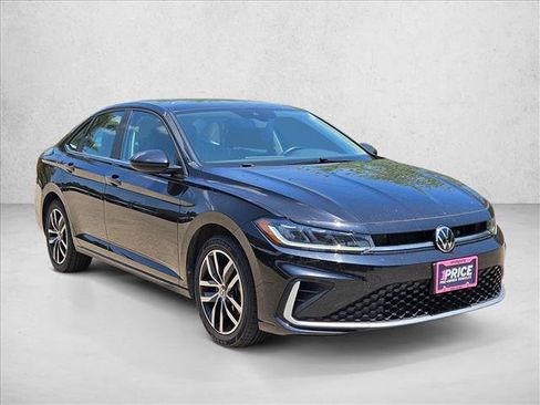 Used 2025 Volkswagen Jetta SE FWD image 3