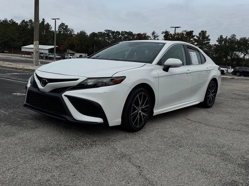 Used 2024 Toyota Camry SE image 3