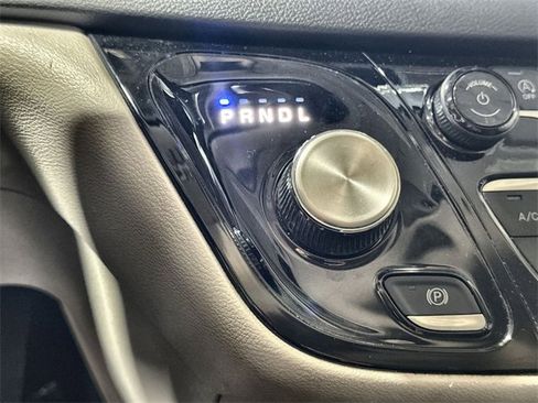 Used 2024 Chrysler Pacifica Touring-L image 15