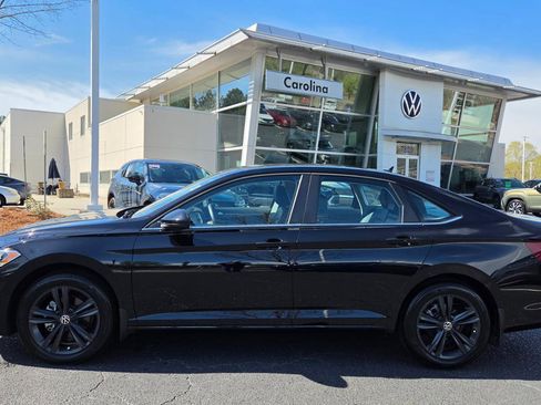 Used 2023 Volkswagen Jetta SE w/ Panoramic Sunroof Package image 2