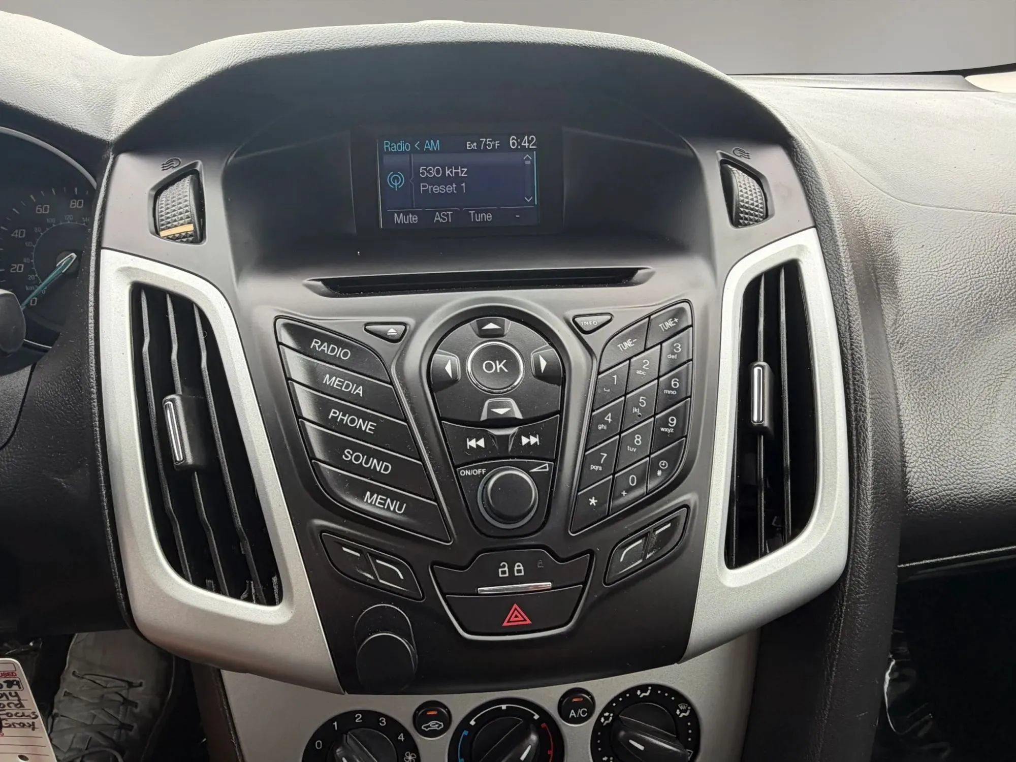 Used 2014 Ford Focus SE FWD image 21