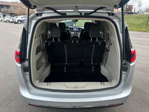 Used 2023 Chrysler Pacifica Limited image 25