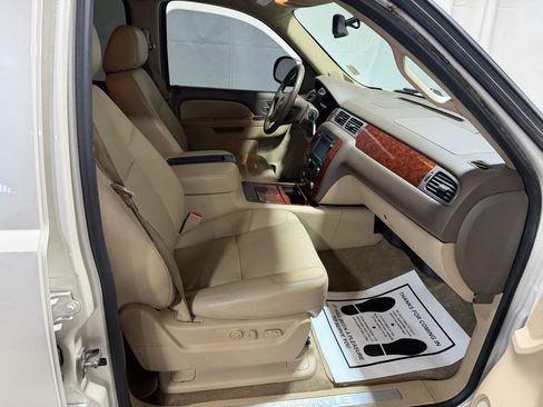 Used 2014 Chevrolet Suburban LTZ image 12