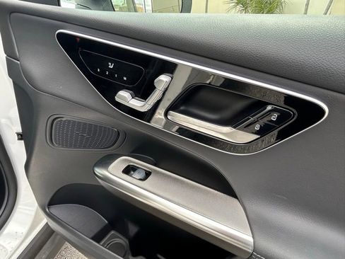 Used 2025 Mercedes-Benz GLC 300 4MATIC image 31