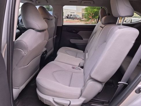 Used 2023 Toyota Highlander L FWD image 35