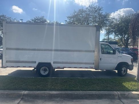 Used 2017 Ford E-350 and Econoline 350 Super Duty image 2