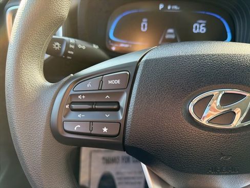 Certified 2025 Hyundai Venue SE image 19