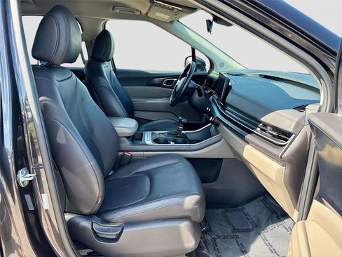 Used 2025 Kia Carnival FWD image 30