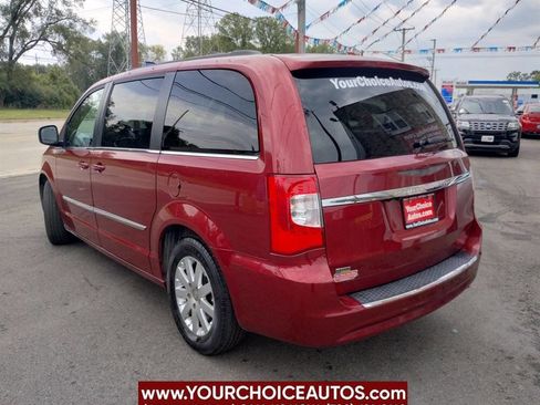 Used 2015 Chrysler Town & Country Touring image 3