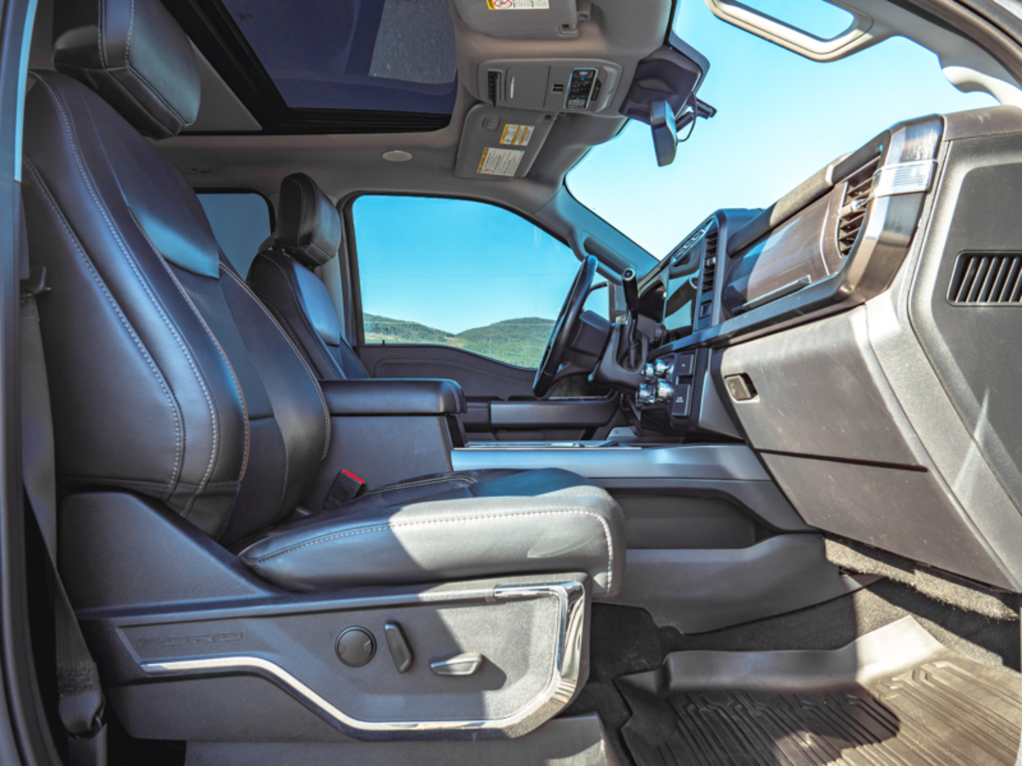 Used 2023 Ford F250 Lariat w/ Lariat Ultimate Package AWD/4WD image 25